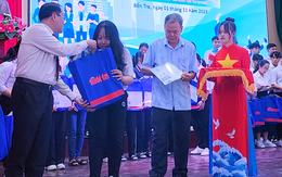 Trao học bổng Tiếp sức đến trường cho 85 tân sinh viên Tiền Giang và Bến Tre
