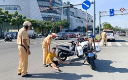 Thanh niên biểu hiện bất thường, lấy xe máy chắn ngang làn ô tô đường Phạm Văn Đồng