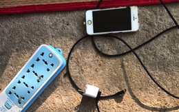 Nữ sinh lớp 11 sạc điện thoại bị điện giật chết