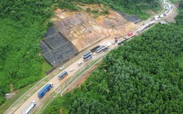 Flycam cảnh cao tốc La Sơn - Túy Loan sạt lở nặng, xe xếp hàng dài
