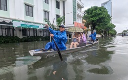 Huế ngập lụt lớn, đường thành sông, dùng ghe đưa người đi lại