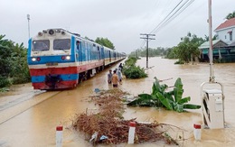 Nước lũ rút dần, đường sắt Bắc - Nam qua Huế thoát cảnh ách tắc