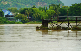 Cầu gỗ ở Nha Trang bị lũ cuốn trôi, nhiều học sinh phải nghỉ học