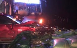 Xe ô tô bị tông móp méo sau khi dừng cứu nạn xe khác trên cao tốc