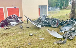 Siêu xe Chevrolet Corvette vỡ vụn từng mảnh, tài xế sống sót