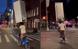 Đội tủ lạnh trên đầu đi xe đạp giữa phố New York