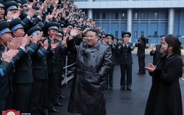 Ông Kim Jong Un và con gái mừng Triều Tiên phóng vệ tinh trinh sát thành công