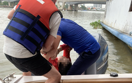 Thuyền trưởng lái ca nô cùng khách nước ngoài cứu người nhảy cầu Sài Gòn