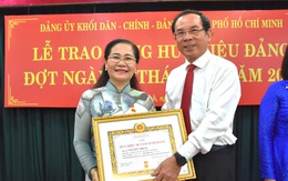 TP.HCM: Trao huy hiệu 30 năm tuổi Đảng cho Chủ tịch HĐND TP Nguyễn Thị Lệ
