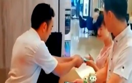 Nam nhân viên khiến cô gái buồn não ruột vì phải thanh toán tiền shopping