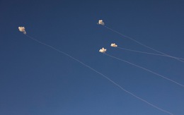 Miền bắc Israel đầy những vệt khói trắng do 20 rocket phóng từ Lebanon