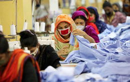 Công nhân đòi tăng lương, các chủ xưởng may Bangladesh nhờ khách hàng giúp