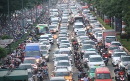Đường Phạm Văn Đồng kẹt cứng chỉ vì một vụ tai nạn giao thông