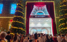 Trung tâm thương mại đông đúc khách mua sắm trước thềm Giáng sinh