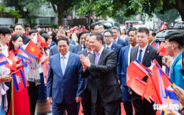 Thủ tướng Phạm Minh Chính và Thủ tướng Hun Manet giao lưu với sinh viên hai nước