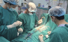 Phẫu thuật cắt ‘đuôi’ bất thường dài 14cm cho bé 4 tháng tuổi ở Thanh Hóa