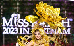 Các thí sinh Miss Earth 2023 trong trang phục truyền thống làm từ vảy cá, thảm tái chế