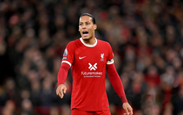 Van Dijk bực dọc, gây sự với Onana trong đường hầm