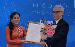 Giáo sư Nguyễn Khắc Thuần làm chủ tịch Hiệp hội Áo dài TP.HCM nhiệm kỳ đầu tiên