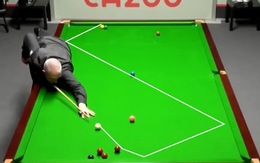 Cơ thủ bida snooker chán nản với pha giấu bi đẳng cấp của đối thủ