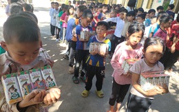 Nutifood trao quà đến trẻ em vùng biên giới phía Bắc