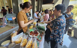 Người Sài Gòn trải nghiệm làm chè, bánh dân gian, mua sắm đặc sản tại Hội trường Thống Nhất