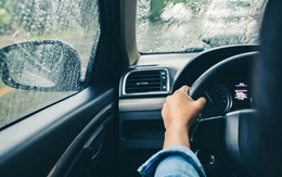 Lái xe ô tô dưới trời mưa bạn cần chú ý những điều gì