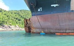 Khẩn cấp ứng phó sự cố tràn dầu 4 tàu sắt dạt vào biển miền Trung
