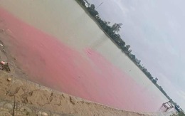 Một đoạn sông Hiếu bị nhuộm đỏ quạch ven bờ