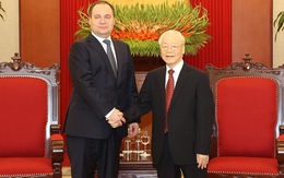 Tổng bí thư tặng sách ngoại giao cây tre Việt Nam cho Thủ tướng Belarus