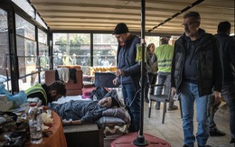 Y bác sĩ khắp thế giới đổ về Thổ Nhĩ Kỳ cứu những 'trái tim vẫn còn nhịp đập' dưới sàn bê tông
