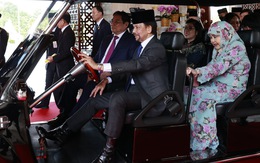 Quốc vương Brunei đích thân lái xe điện chở Thủ tướng Phạm Minh Chính