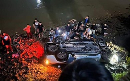 Xe bán tải mất lái rơi xuống sông, hai người chết