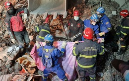 Đội cứu hộ Việt Nam tìm được 4 thi thể nạn nhân động đất ở vị trí mới