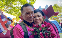 Đi bộ 1.200km để cầu hôn, 'ông chú' Thái Lan cưới được người trong mộng đúng Valentine