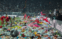 'Mưa gấu bông' trong trận đấu ở Thổ Nhĩ Kỳ