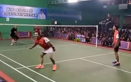 Nữ tay vợt đánh cầu lông như đi bộ khiến đối thủ khổ sở