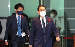 Thủ tướng Nhật phải giải trình vì con trai đi mua sắm, ngắm cảnh khi tháp tùng công du
