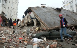 Động đất ở Thổ Nhĩ Kỳ: Ít nhất 4.300 người chết, thời tiết cản trở cứu hộ