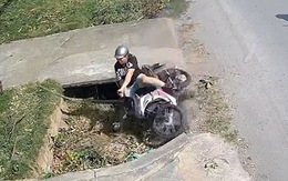 Chàng trai chạy xe máy ngã cắm đầu xuống mương