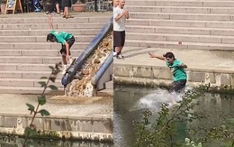 Nam thanh niên trổ tài trượt ván ngã xuống sông