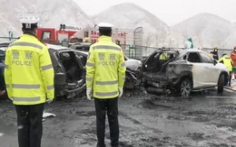 Tai nạn liên hoàn ở Trung Quốc do tuyết rơi, xe bốc cháy trên đường