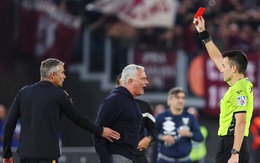 HLV Mourinho nhận thẻ đỏ trong ngày Roma thua sốc đội cuối bảng