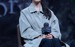 Song Hye Kyo cười hạnh phúc khi fan tái hiện cảnh diễn của cô trong The Glory