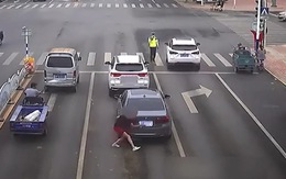 Dùng khăn che biển số, tài xế hốt hoảng vội tháo khi gặp cảnh sát giao thông