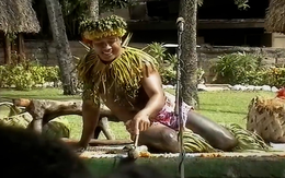 Thổ dân Samoa hướng dẫn cách đánh lửa khiến du khách cười nghiêng ngả