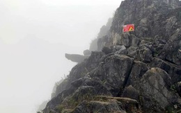 Khách Tây ngã vì cố leo lên 'mỏm đá tử thần' ở Hà Giang chụp ảnh