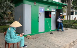 Nhiều nhà vệ sinh công cộng hôi thối, người Hà Nội thấy 'sợ'