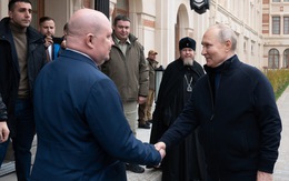 Ông Putin đến Mariupol, tự lái ô tô ở thành phố Ukraine mà Nga đang kiểm soát