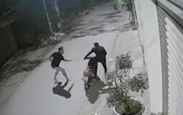 Hai thanh niên trộm cầu dắt xe vội bỏ của chạy lấy người
